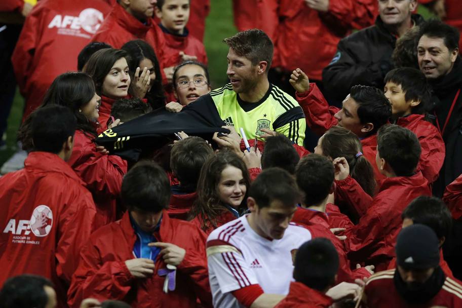 Bagno di folla e di autografi per Sergio Ramos  prima del match